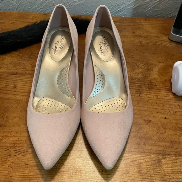 Light pink velvety small heel. - Picture 2 of 9